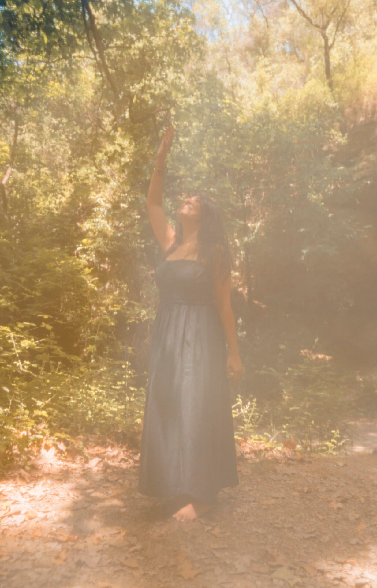 Dona en un bosc, a contrallum